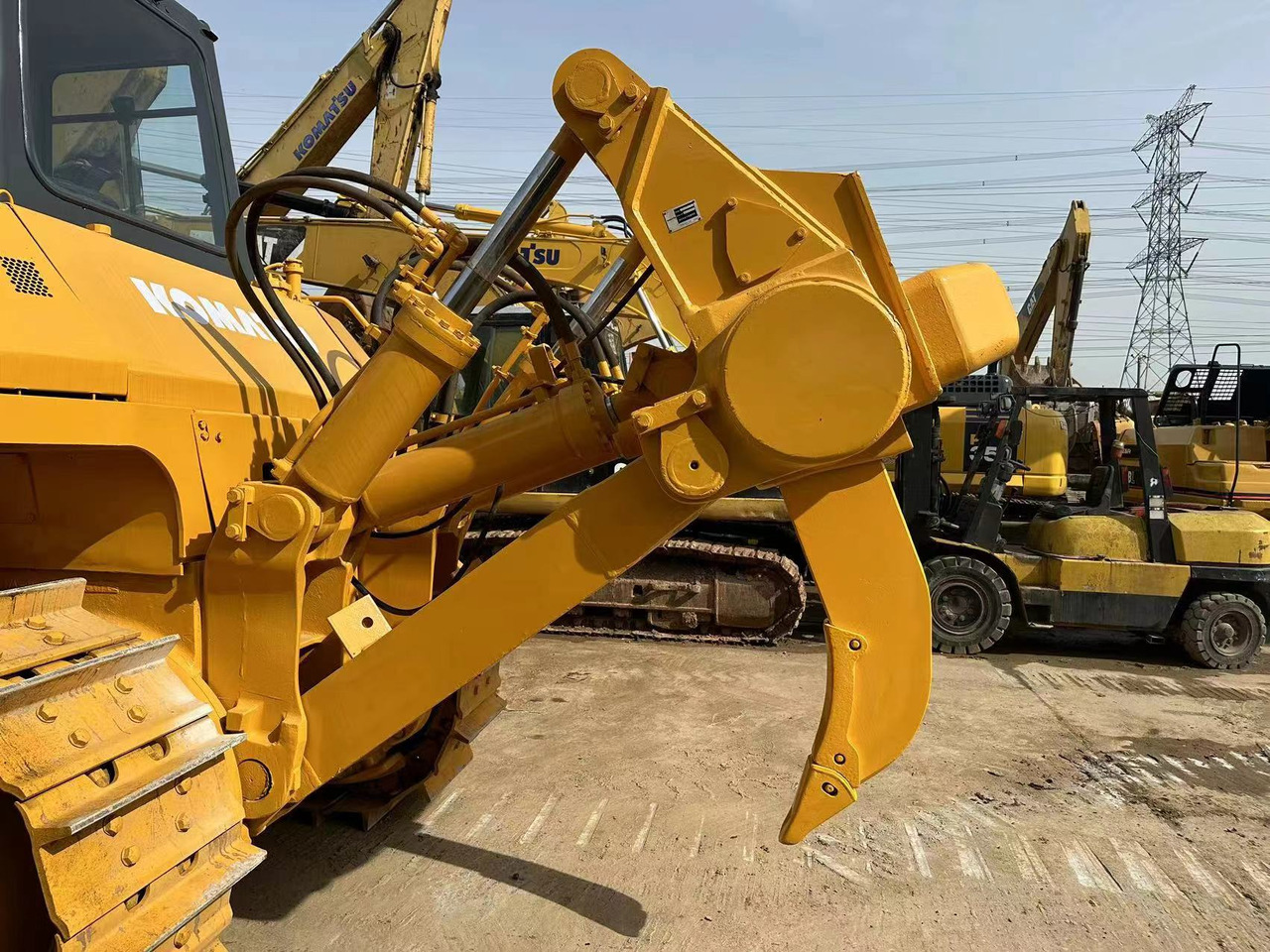 KOMATSU D155A-5 - Puskutraktori: kuva KOMATSU D155A-5 - Puskutraktori KOMATSU D155A-5 - Puskutraktori: kuva KOMATSU D155A-5 - Puskutraktori