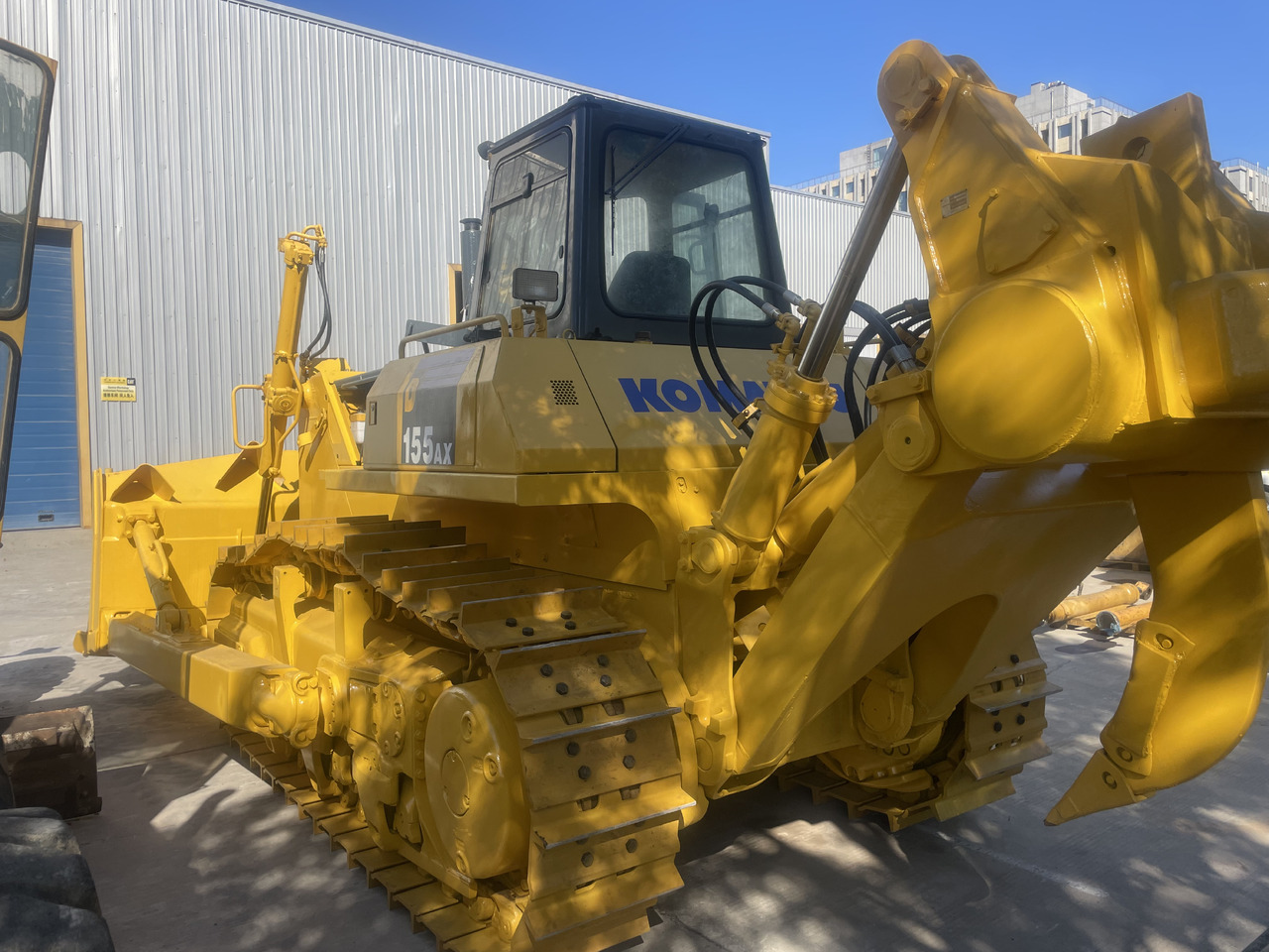 KOMATSU D155A-5 - Puskutraktori: kuva KOMATSU D155A-5 - Puskutraktori KOMATSU D155A-5 - Puskutraktori: kuva KOMATSU D155A-5 - Puskutraktori