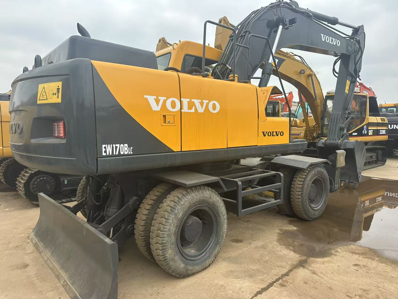 VOLVO EW170BLC - Pyöräalustainen kaivinkone: kuva VOLVO EW170BLC - Pyöräalustainen kaivinkone VOLVO EW170BLC - Pyöräalustainen kaivinkone: kuva VOLVO EW170BLC - Pyöräalustainen kaivinkone