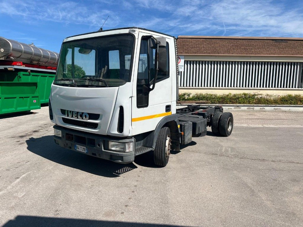 IVECO 80E15 A TELAIO - Kuorma-auto alusta: kuva IVECO 80E15 A TELAIO - Kuorma-auto alusta IVECO 80E15 A TELAIO - Kuorma-auto alusta: kuva IVECO 80E15 A TELAIO - Kuorma-auto alusta