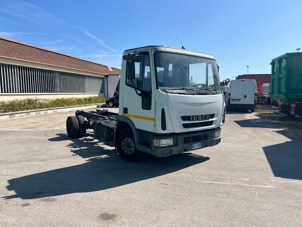 IVECO 80E15 A TELAIO - Kuorma-auto alusta: kuva IVECO 80E15 A TELAIO - Kuorma-auto alusta IVECO 80E15 A TELAIO - Kuorma-auto alusta: kuva IVECO 80E15 A TELAIO - Kuorma-auto alusta