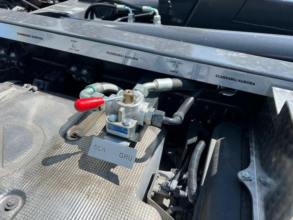 Koukkulava kuorma-auto IVECO EUROCARGO 120E28 CON SCARRABILE NUOVO: kuva Koukkulava kuorma-auto IVECO EUROCARGO 120E28 CON SCARRABILE NUOVO