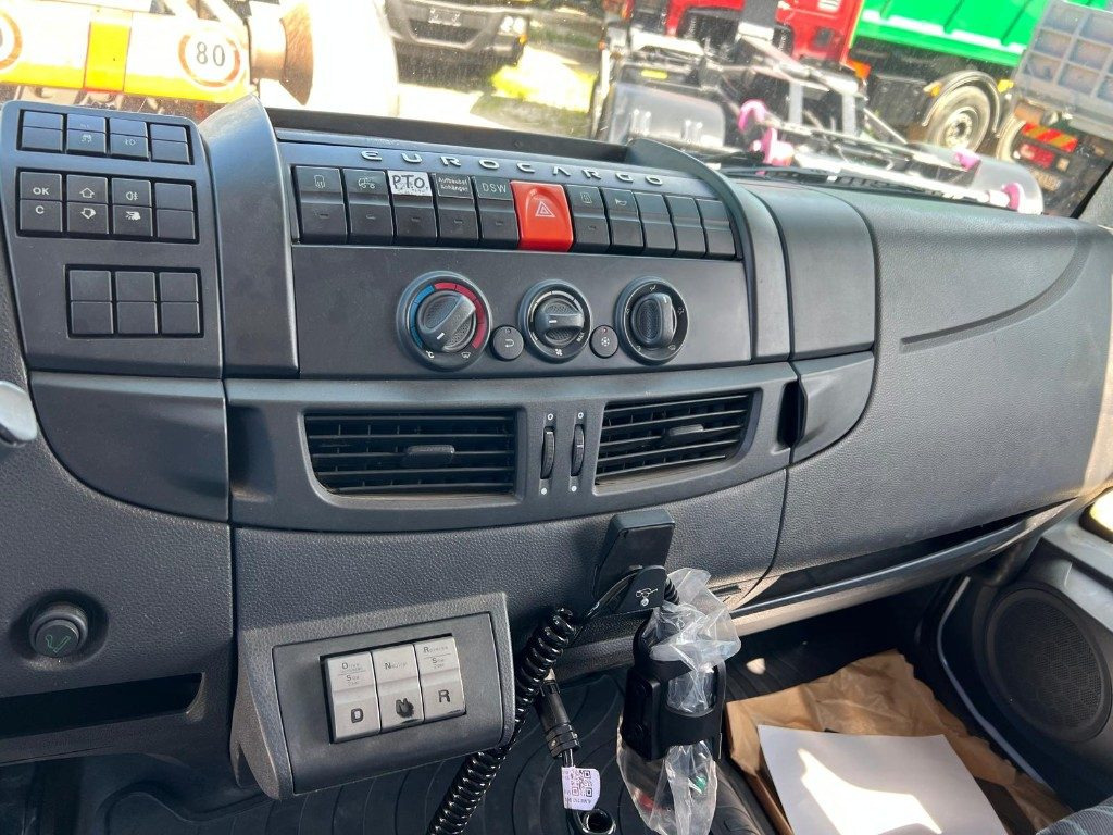 Koukkulava kuorma-auto IVECO EUROCARGO 120E28 CON SCARRABILE NUOVO: kuva Koukkulava kuorma-auto IVECO EUROCARGO 120E28 CON SCARRABILE NUOVO