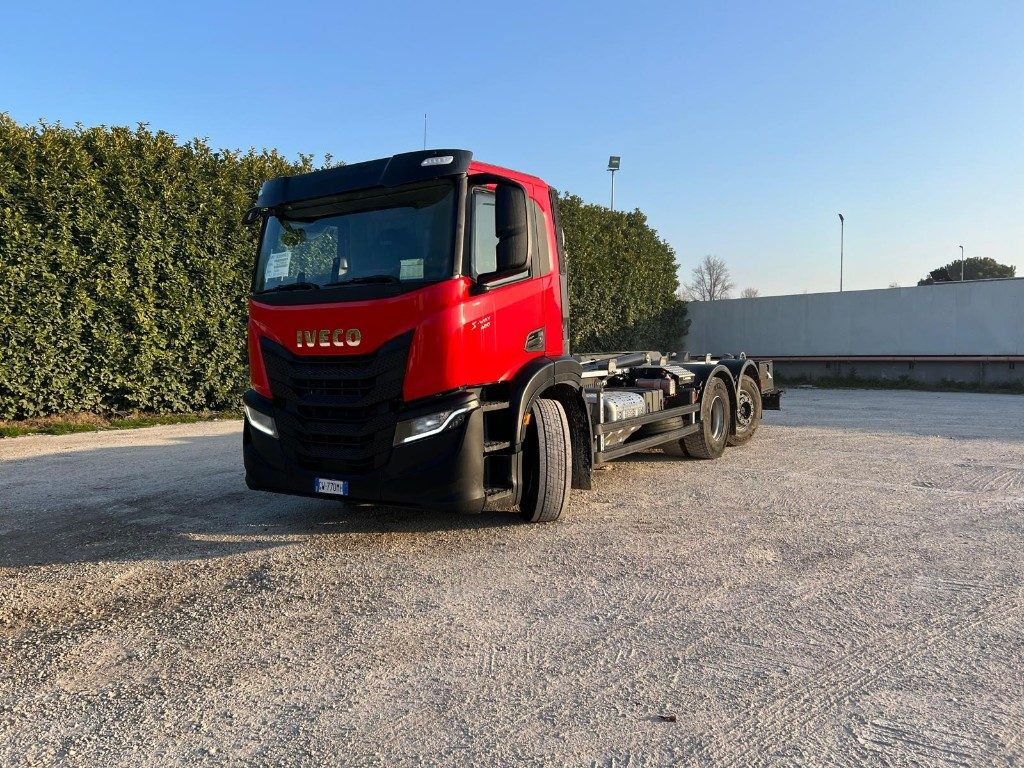 IVECO X-WAY AD260 NUOVO TARGATO SCARRABILE - Koukkulava kuorma-auto: kuva IVECO X-WAY AD260 NUOVO TARGATO SCARRABILE - Koukkulava kuorma-auto IVECO X-WAY AD260 NUOVO TARGATO SCARRABILE - Koukkulava kuorma-auto: kuva IVECO X-WAY AD260 NUOVO TARGATO SCARRABILE - Koukkulava kuorma-auto