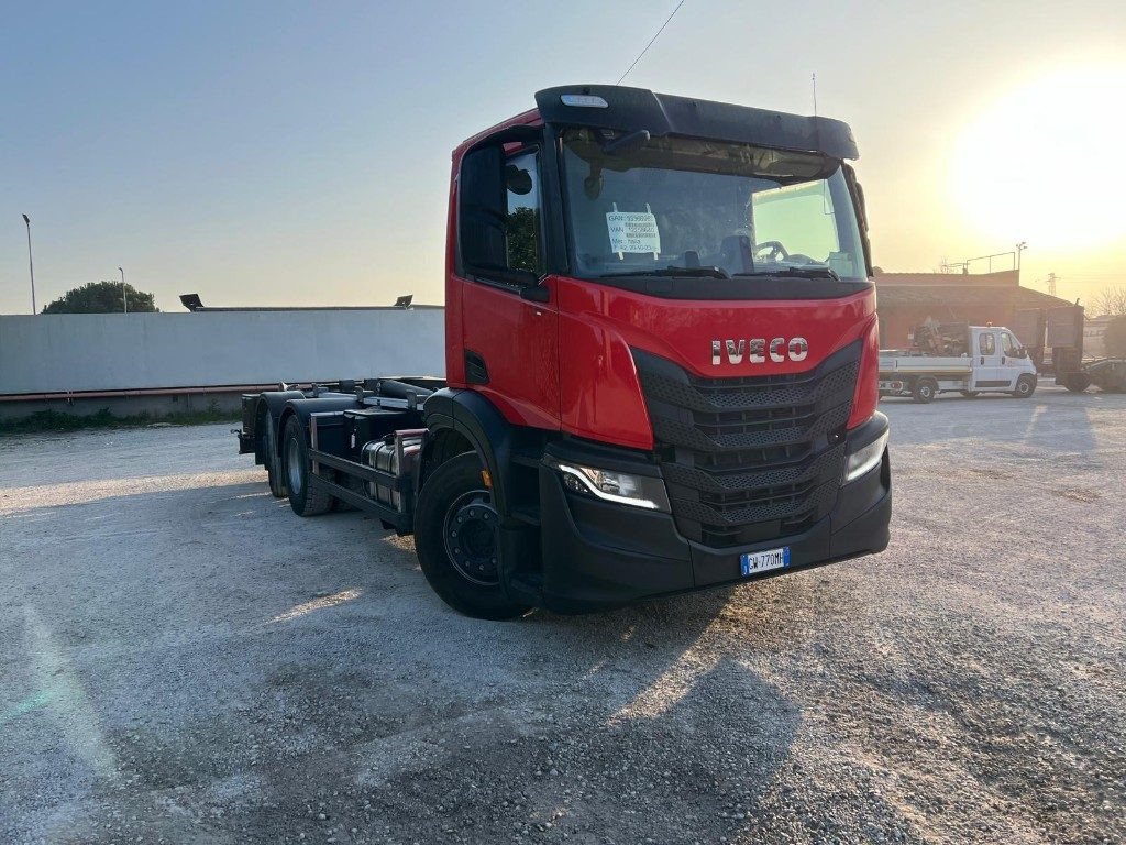IVECO X-WAY AD260 NUOVO TARGATO SCARRABILE - Koukkulava kuorma-auto: kuva IVECO X-WAY AD260 NUOVO TARGATO SCARRABILE - Koukkulava kuorma-auto IVECO X-WAY AD260 NUOVO TARGATO SCARRABILE - Koukkulava kuorma-auto: kuva IVECO X-WAY AD260 NUOVO TARGATO SCARRABILE - Koukkulava kuorma-auto