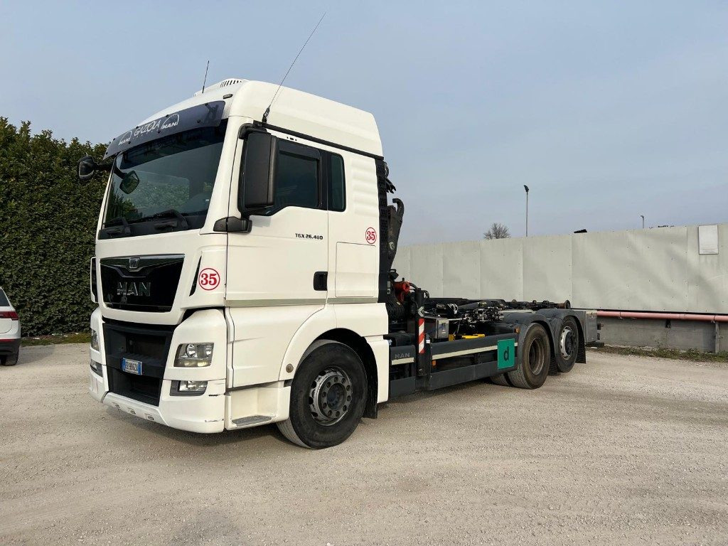 MAN TGX 26.480 SCARRABILE CON GRU DIETRO CABINA - Koukkulava kuorma-auto: kuva MAN TGX 26.480 SCARRABILE CON GRU DIETRO CABINA - Koukkulava kuorma-auto MAN TGX 26.480 SCARRABILE CON GRU DIETRO CABINA - Koukkulava kuorma-auto: kuva MAN TGX 26.480 SCARRABILE CON GRU DIETRO CABINA - Koukkulava kuorma-auto