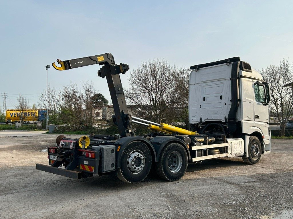 Koukkulava kuorma-auto MERCEDES ACTROS 25.51 SCARRABILE: kuva Koukkulava kuorma-auto MERCEDES ACTROS 25.51 SCARRABILE