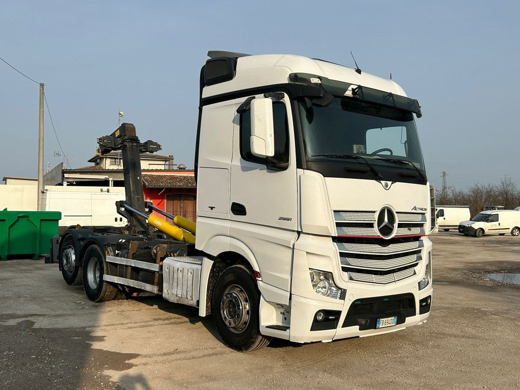 Koukkulava kuorma-auto MERCEDES ACTROS 25.51 SCARRABILE: kuva Koukkulava kuorma-auto MERCEDES ACTROS 25.51 SCARRABILE