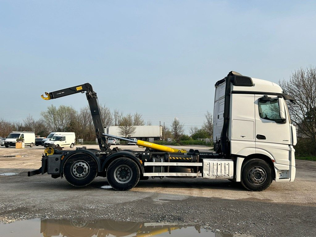 Koukkulava kuorma-auto MERCEDES ACTROS 25.51 SCARRABILE: kuva Koukkulava kuorma-auto MERCEDES ACTROS 25.51 SCARRABILE