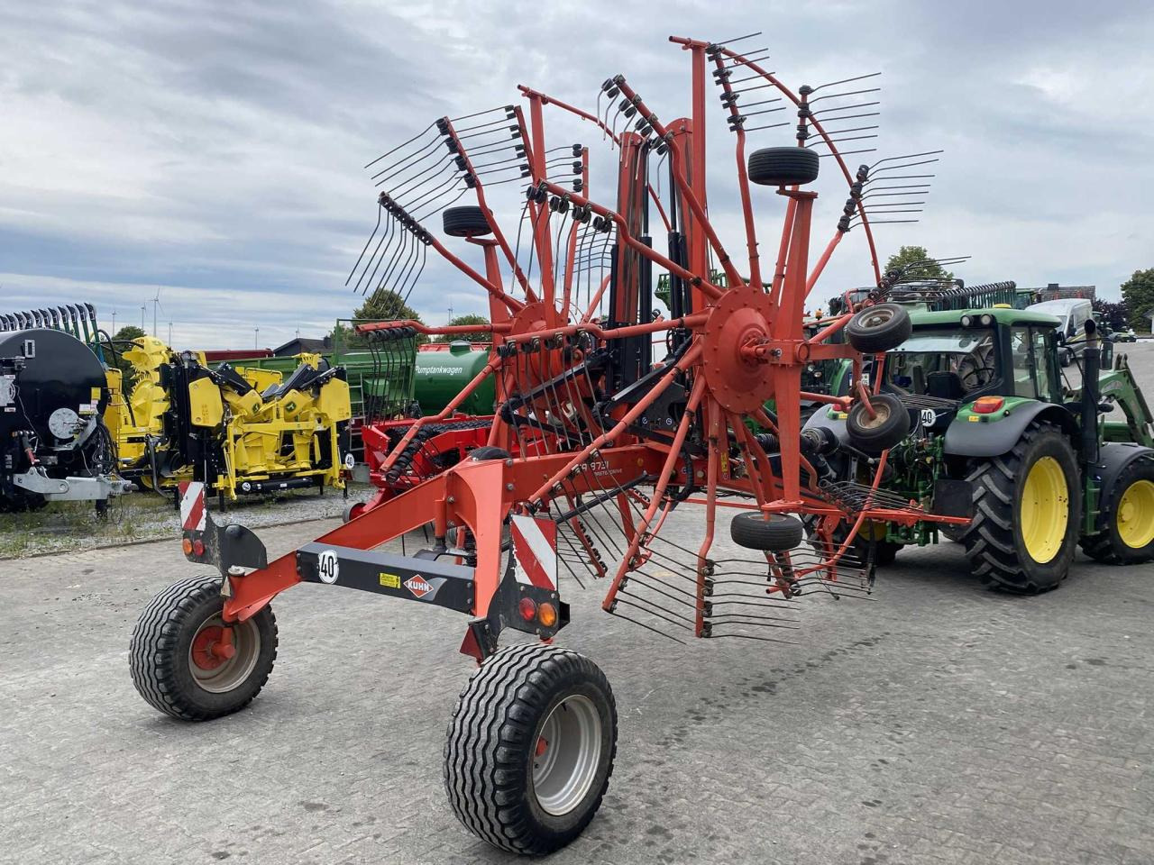 Kuhn GA 8731 - Pöyhin: kuva Kuhn GA 8731 - Pöyhin Kuhn GA 8731 - Pöyhin: kuva Kuhn GA 8731 - Pöyhin