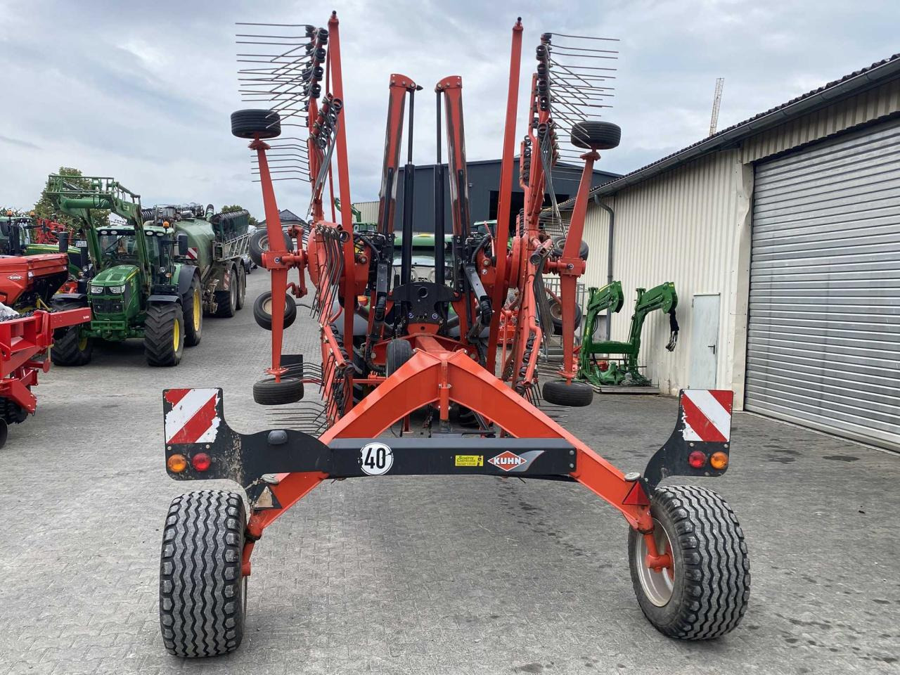 Kuhn GA 8731 - Pöyhin: kuva Kuhn GA 8731 - Pöyhin Kuhn GA 8731 - Pöyhin: kuva Kuhn GA 8731 - Pöyhin