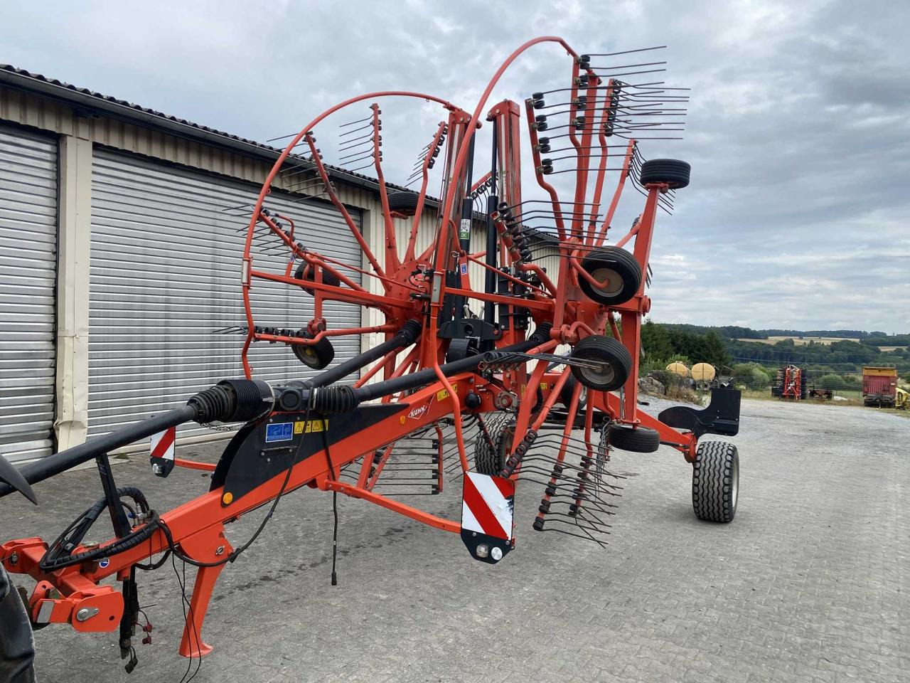 Kuhn GA 8731 - Pöyhin: kuva Kuhn GA 8731 - Pöyhin Kuhn GA 8731 - Pöyhin: kuva Kuhn GA 8731 - Pöyhin