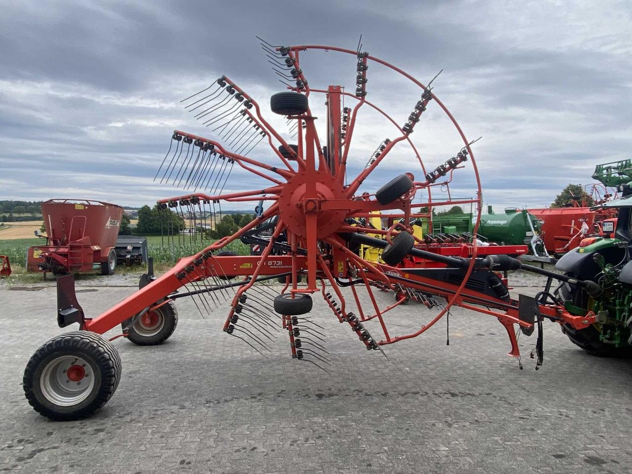 Kuhn GA 8731 - Pöyhin: kuva Kuhn GA 8731 - Pöyhin Kuhn GA 8731 - Pöyhin: kuva Kuhn GA 8731 - Pöyhin