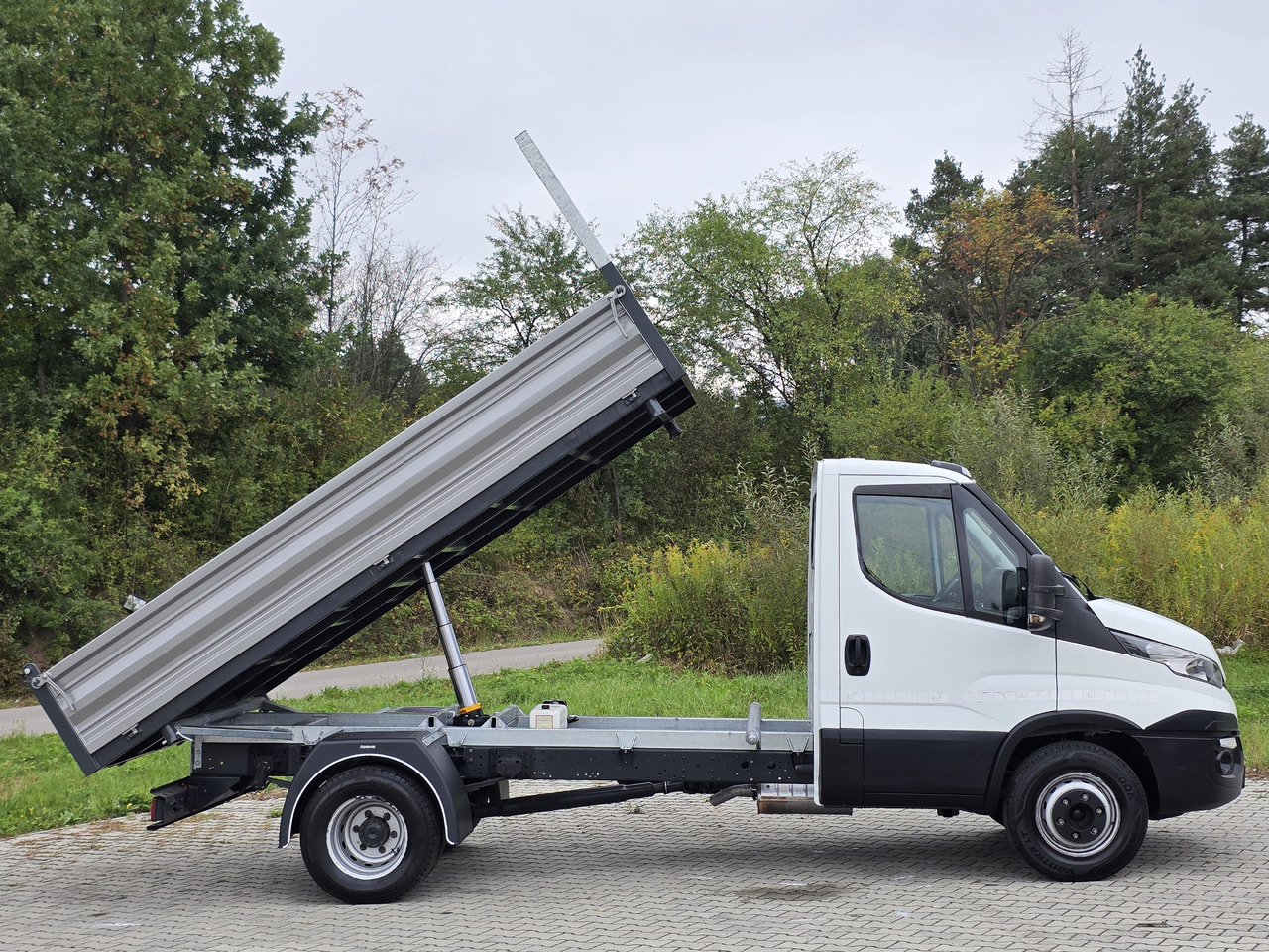IVECO Daily 70c-17 Wywrotka 3.80 M ! Kiper 3-Stronny ! Klima ! 3.0 HPI * 170 Hp ! Super Stan ! Z Włoch ! - Kippilava-auto: kuva IVECO Daily 70c-17 Wywrotka 3.80 M ! Kiper 3-Stronny ! Klima ! 3.0 HPI * 170 Hp ! Super Stan ! Z Włoch ! - Kippilava-auto IVECO Daily 70c-17 Wywrotka 3.80 M ! Kiper 3-Stronny ! Klima ! 3.0 HPI * 170 Hp ! Super Stan ! Z Włoch ! - Kippilava-auto: kuva IVECO Daily 70c-17 Wywrotka 3.80 M ! Kiper 3-Stronny ! Klima ! 3.0 HPI * 170 Hp ! Super Stan ! Z Włoch ! - Kippilava-auto