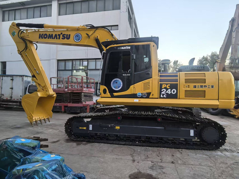 Komatsu PC240LC-8 - Telakaivukone: kuva Komatsu PC240LC-8 - Telakaivukone Komatsu PC240LC-8 - Telakaivukone: kuva Komatsu PC240LC-8 - Telakaivukone