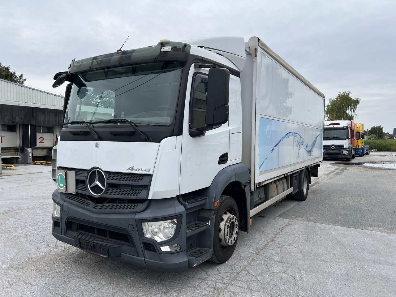 MERCEDES-BENZ ANTOS 18.30 L automatische Seitenladung | LBW | Klima | Tempomat - Juomien kuljetukseen kuorma-auto: kuva MERCEDES-BENZ ANTOS 18.30 L automatische Seitenladung | LBW | Klima | Tempomat - Juomien kuljetukseen kuorma-auto MERCEDES-BENZ ANTOS 18.30 L automatische Seitenladung | LBW | Klima | Tempomat - Juomien kuljetukseen kuorma-auto: kuva MERCEDES-BENZ ANTOS 18.30 L automatische Seitenladung | LBW | Klima | Tempomat - Juomien kuljetukseen kuorma-auto