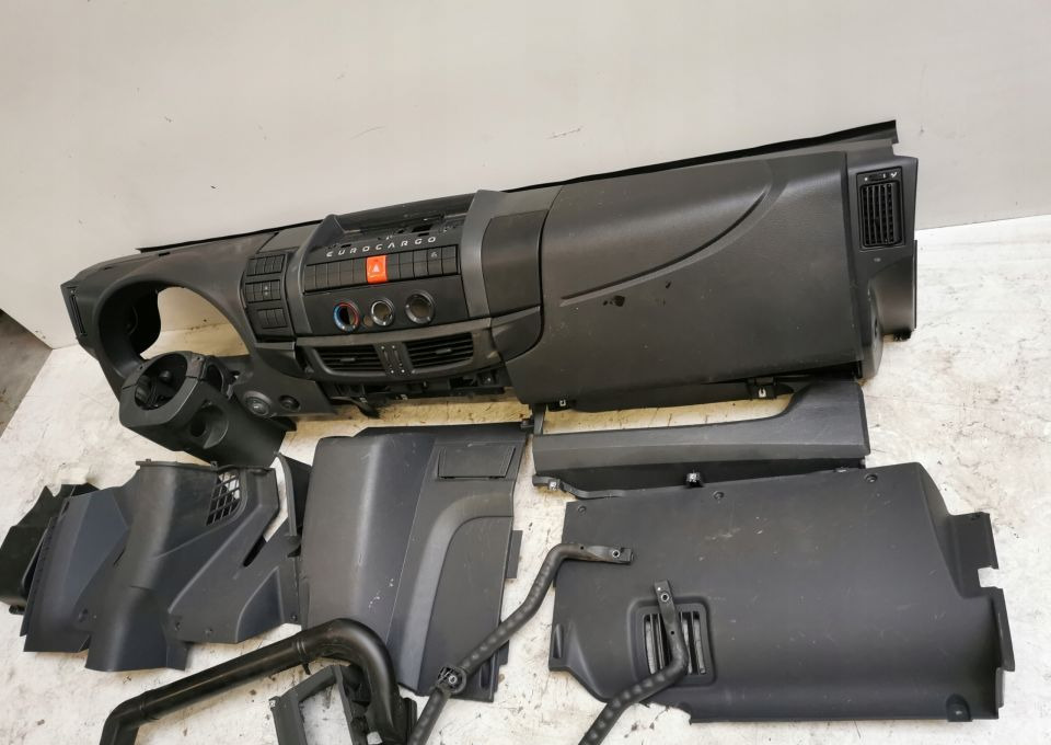 KONSOLA IVECO EUROCARGO EURO6 - Kojelauta - Kuorma-auto: kuva KONSOLA IVECO EUROCARGO EURO6 - Kojelauta - Kuorma-auto KONSOLA IVECO EUROCARGO EURO6 - Kojelauta - Kuorma-auto: kuva KONSOLA IVECO EUROCARGO EURO6 - Kojelauta - Kuorma-auto