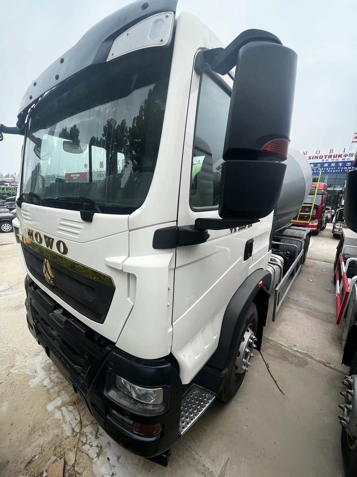 HOWO TX350 Cement Mixer Truck - Betoniauto: kuva HOWO TX350 Cement Mixer Truck - Betoniauto HOWO TX350 Cement Mixer Truck - Betoniauto: kuva HOWO TX350 Cement Mixer Truck - Betoniauto
