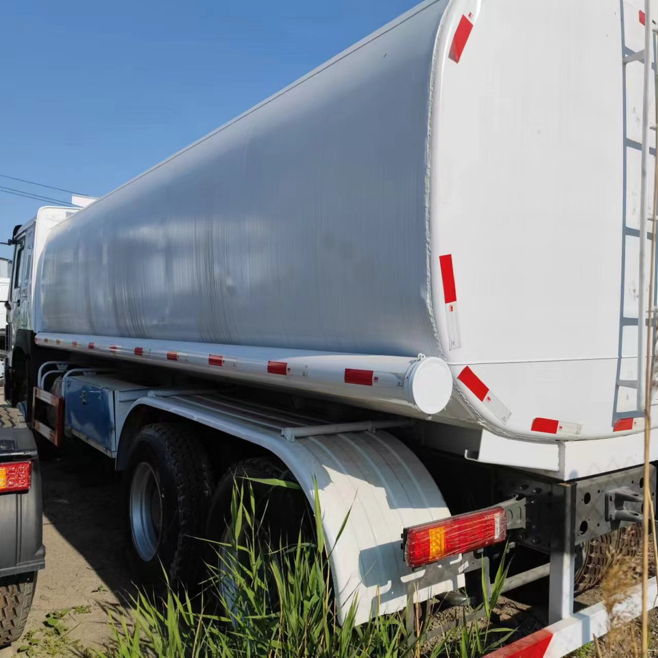 SINOTRUK HOWO 371 Fuel Tanker Truck Reliable Tanker Vehicle - Säiliöauto: kuva SINOTRUK HOWO 371 Fuel Tanker Truck Reliable Tanker Vehicle - Säiliöauto SINOTRUK HOWO 371 Fuel Tanker Truck Reliable Tanker Vehicle - Säiliöauto: kuva SINOTRUK HOWO 371 Fuel Tanker Truck Reliable Tanker Vehicle - Säiliöauto