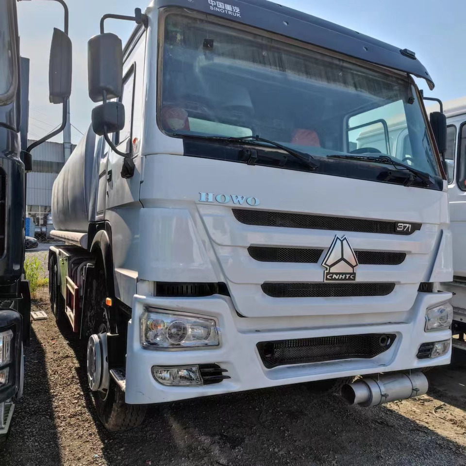 SINOTRUK HOWO 371 Fuel Tanker Truck Reliable Tanker Vehicle - Säiliöauto: kuva SINOTRUK HOWO 371 Fuel Tanker Truck Reliable Tanker Vehicle - Säiliöauto SINOTRUK HOWO 371 Fuel Tanker Truck Reliable Tanker Vehicle - Säiliöauto: kuva SINOTRUK HOWO 371 Fuel Tanker Truck Reliable Tanker Vehicle - Säiliöauto