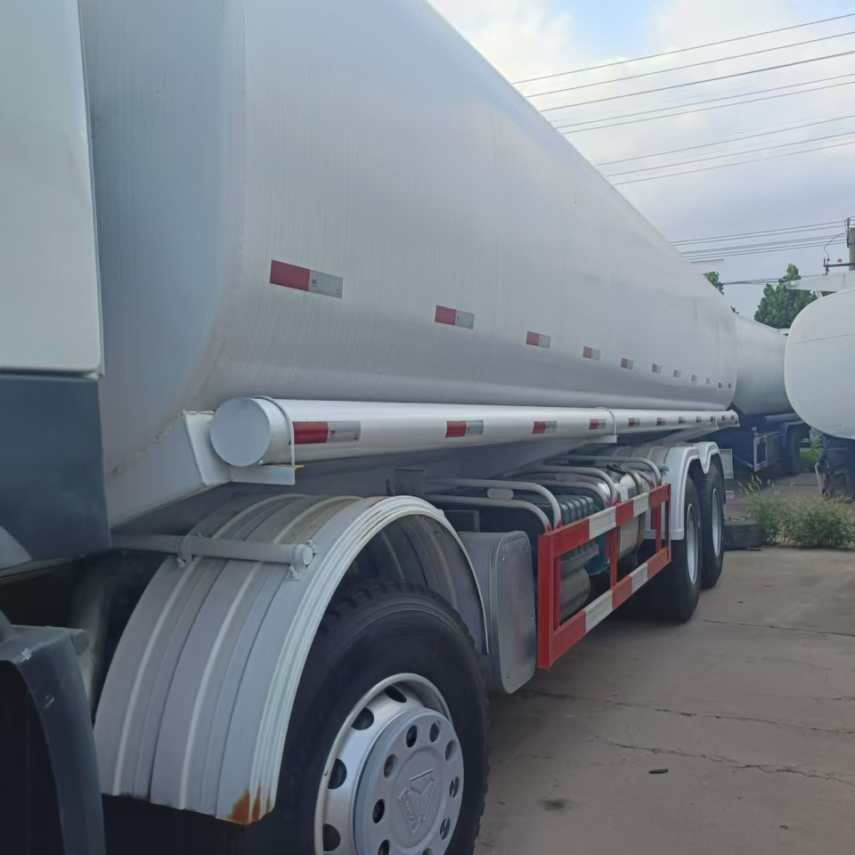 SINOTRUK Howo 371 Fuel Tanker Click Here For DISCOUNT - Säiliöauto: kuva SINOTRUK Howo 371 Fuel Tanker Click Here For DISCOUNT - Säiliöauto SINOTRUK Howo 371 Fuel Tanker Click Here For DISCOUNT - Säiliöauto: kuva SINOTRUK Howo 371 Fuel Tanker Click Here For DISCOUNT - Säiliöauto