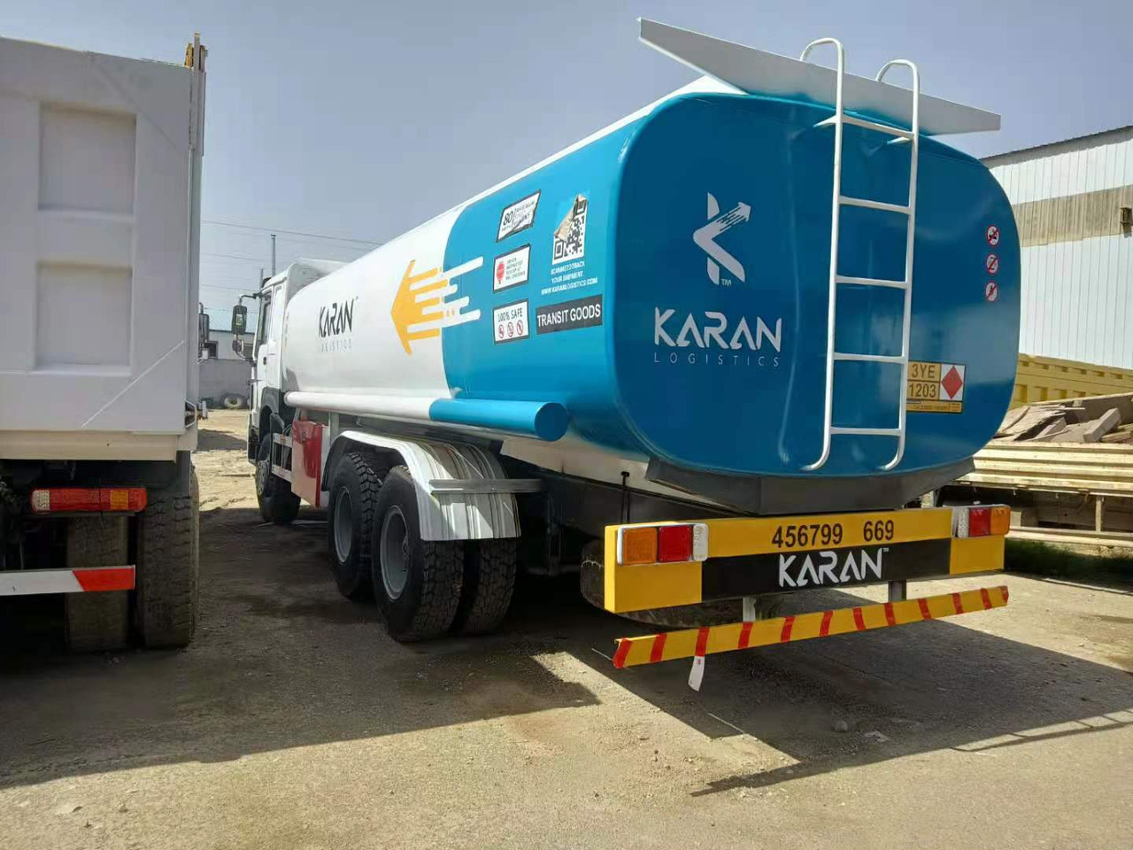SINOTRUK Howo 371 Fuel Tanker Click Here For DISCOUNT - Säiliöauto: kuva SINOTRUK Howo 371 Fuel Tanker Click Here For DISCOUNT - Säiliöauto SINOTRUK Howo 371 Fuel Tanker Click Here For DISCOUNT - Säiliöauto: kuva SINOTRUK Howo 371 Fuel Tanker Click Here For DISCOUNT - Säiliöauto