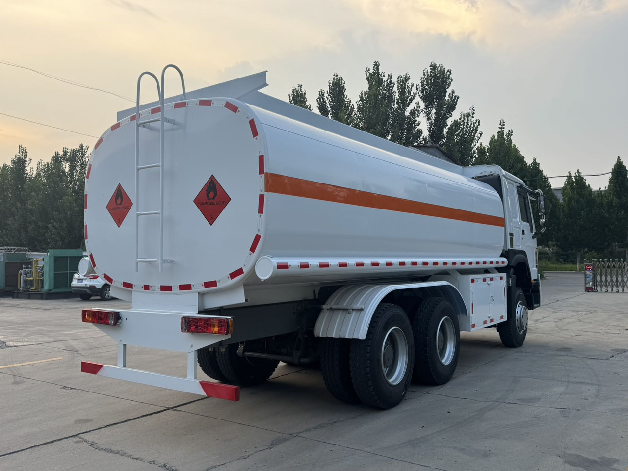 SINOTRUK Howo Fuel Tanker Click Here For DISCOUNT - Säiliöauto: kuva SINOTRUK Howo Fuel Tanker Click Here For DISCOUNT - Säiliöauto SINOTRUK Howo Fuel Tanker Click Here For DISCOUNT - Säiliöauto: kuva SINOTRUK Howo Fuel Tanker Click Here For DISCOUNT - Säiliöauto