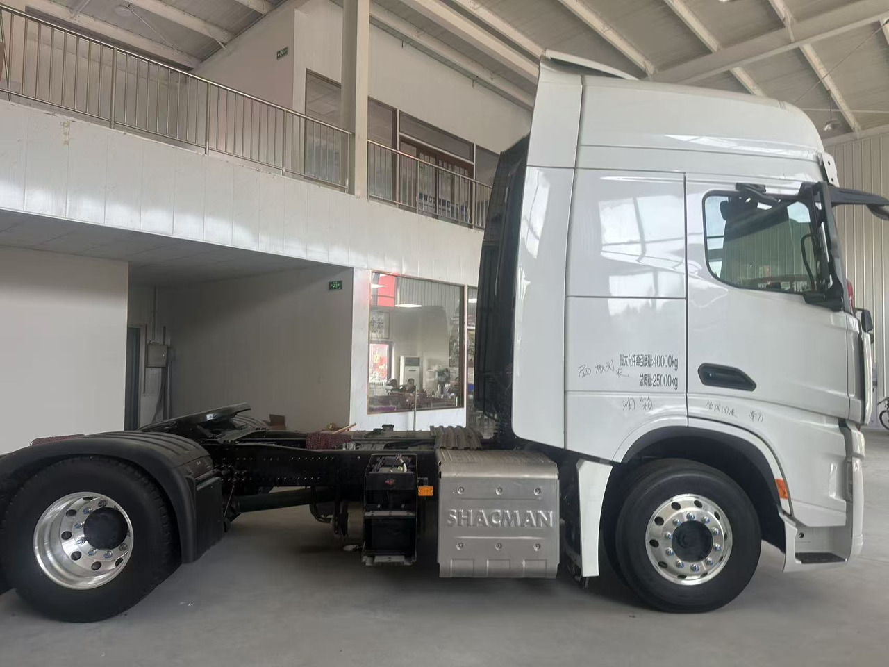 Shacman X6000 510hp Heavy Tractor Unit - Vetopöytäauto: kuva Shacman X6000 510hp Heavy Tractor Unit - Vetopöytäauto Shacman X6000 510hp Heavy Tractor Unit - Vetopöytäauto: kuva Shacman X6000 510hp Heavy Tractor Unit - Vetopöytäauto