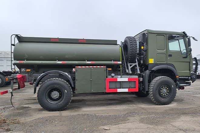SINOTRUK Howo 4X2 Small Fuel Tanker Truck for Sale in Zambia - Säiliöauto: kuva SINOTRUK Howo 4X2 Small Fuel Tanker Truck for Sale in Zambia - Säiliöauto SINOTRUK Howo 4X2 Small Fuel Tanker Truck for Sale in Zambia - Säiliöauto: kuva SINOTRUK Howo 4X2 Small Fuel Tanker Truck for Sale in Zambia - Säiliöauto