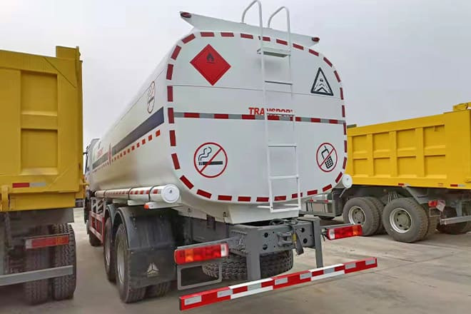 SINOTRUK Howo 6X4 Oil Truck Price for Sale in Djibouti - Säiliöauto: kuva SINOTRUK Howo 6X4 Oil Truck Price for Sale in Djibouti - Säiliöauto SINOTRUK Howo 6X4 Oil Truck Price for Sale in Djibouti - Säiliöauto: kuva SINOTRUK Howo 6X4 Oil Truck Price for Sale in Djibouti - Säiliöauto