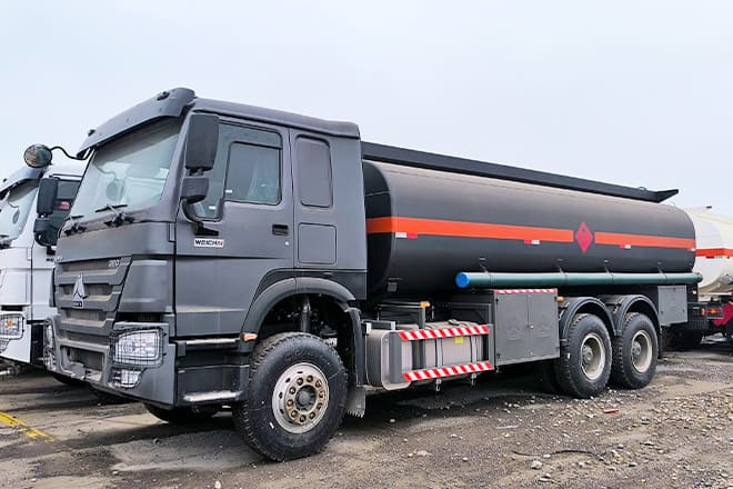 SINOTRUK Howo 6x4 380 Oil Truck for Sale in Mali - Säiliöauto: kuva SINOTRUK Howo 6x4 380 Oil Truck for Sale in Mali - Säiliöauto SINOTRUK Howo 6x4 380 Oil Truck for Sale in Mali - Säiliöauto: kuva SINOTRUK Howo 6x4 380 Oil Truck for Sale in Mali - Säiliöauto