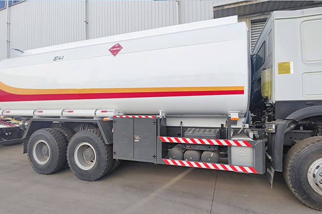 SINOTRUK Sinotruk Howo Fuel Tanker Truck Price for Sale in Ghana - Säiliöauto: kuva SINOTRUK Sinotruk Howo Fuel Tanker Truck Price for Sale in Ghana - Säiliöauto SINOTRUK Sinotruk Howo Fuel Tanker Truck Price for Sale in Ghana - Säiliöauto: kuva SINOTRUK Sinotruk Howo Fuel Tanker Truck Price for Sale in Ghana - Säiliöauto