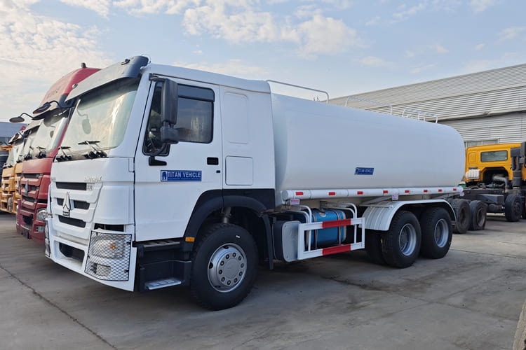 SINOTRUK Water Sprinkler Tanker for Sale in Malawi - Säiliöauto: kuva SINOTRUK Water Sprinkler Tanker for Sale in Malawi - Säiliöauto SINOTRUK Water Sprinkler Tanker for Sale in Malawi - Säiliöauto: kuva SINOTRUK Water Sprinkler Tanker for Sale in Malawi - Säiliöauto