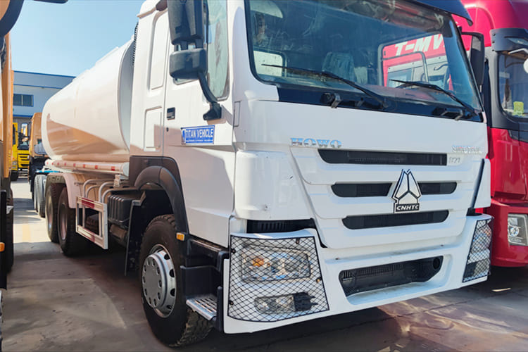 SINOTRUK Water Sprinkler Tanker for Sale in Malawi - Säiliöauto: kuva SINOTRUK Water Sprinkler Tanker for Sale in Malawi - Säiliöauto SINOTRUK Water Sprinkler Tanker for Sale in Malawi - Säiliöauto: kuva SINOTRUK Water Sprinkler Tanker for Sale in Malawi - Säiliöauto