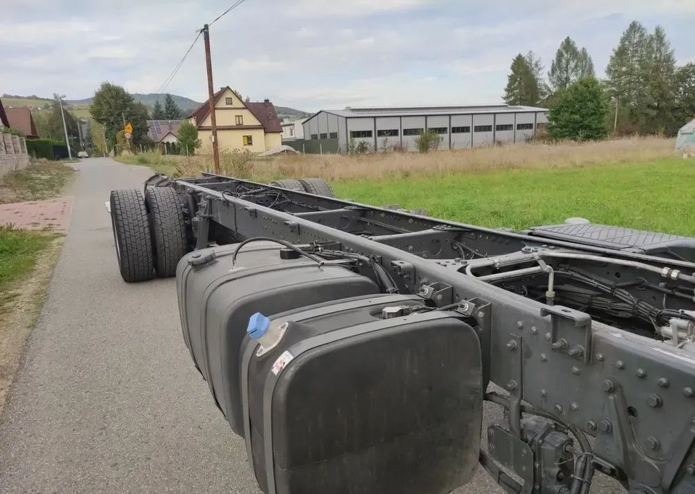 Kuorma-auto alusta Mercedes-Benz AXOR 1829 rama do zabudowy blokada mostu: kuva Kuorma-auto alusta Mercedes-Benz AXOR 1829 rama do zabudowy blokada mostu