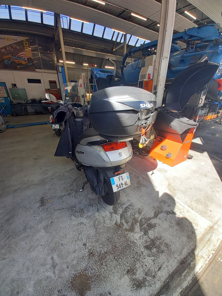 SCOOTER PEUGEOT CITYSTAR - Equipé d'un top case, tablier de - Muut kone: kuva SCOOTER PEUGEOT CITYSTAR - Equipé d'un top case, tablier de - Muut kone SCOOTER PEUGEOT CITYSTAR - Equipé d'un top case, tablier de - Muut kone: kuva SCOOTER PEUGEOT CITYSTAR - Equipé d'un top case, tablier de - Muut kone