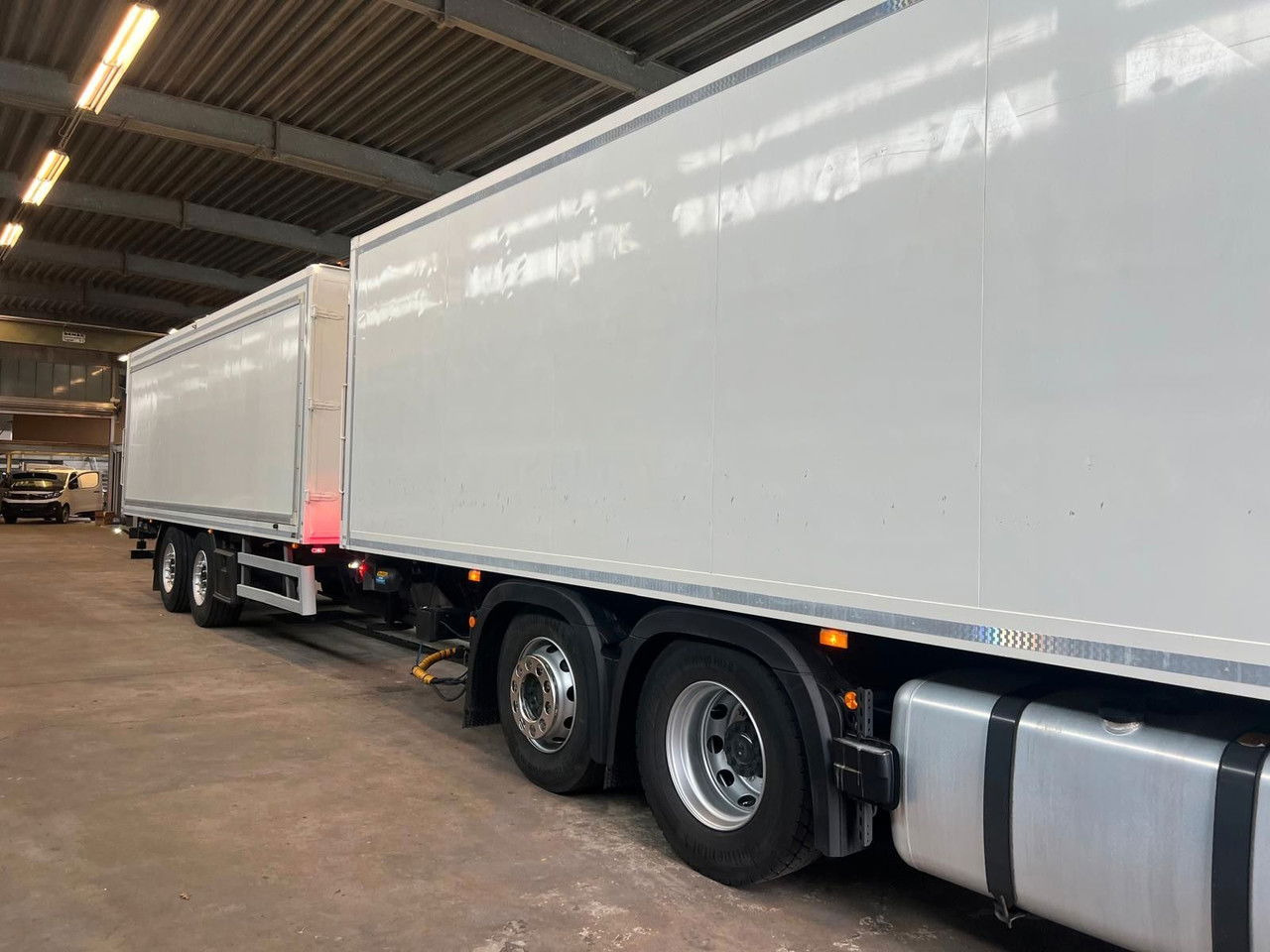Mercedes-Benz Actros 2543 Komplettzug Voll-Luft - Lange Koffer - Umpikori kuorma-auto: kuva Mercedes-Benz Actros 2543 Komplettzug Voll-Luft - Lange Koffer - Umpikori kuorma-auto Mercedes-Benz Actros 2543 Komplettzug Voll-Luft - Lange Koffer - Umpikori kuorma-auto: kuva Mercedes-Benz Actros 2543 Komplettzug Voll-Luft - Lange Koffer - Umpikori kuorma-auto