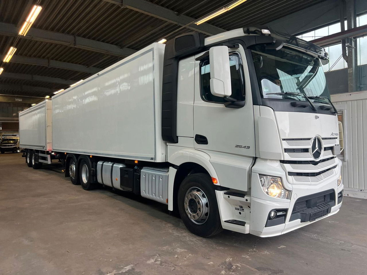 Mercedes-Benz Actros 2543 Komplettzug Voll-Luft - Lange Koffer - Umpikori kuorma-auto: kuva Mercedes-Benz Actros 2543 Komplettzug Voll-Luft - Lange Koffer - Umpikori kuorma-auto Mercedes-Benz Actros 2543 Komplettzug Voll-Luft - Lange Koffer - Umpikori kuorma-auto: kuva Mercedes-Benz Actros 2543 Komplettzug Voll-Luft - Lange Koffer - Umpikori kuorma-auto