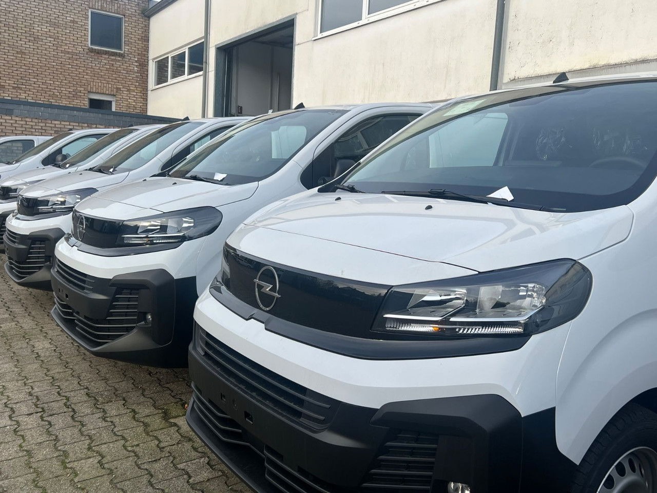 Opel Vivaro L2 H1 Allwetter AHK Rückfahrkam - Pakettiauto: kuva Opel Vivaro L2 H1 Allwetter AHK Rückfahrkam - Pakettiauto Opel Vivaro L2 H1 Allwetter AHK Rückfahrkam - Pakettiauto: kuva Opel Vivaro L2 H1 Allwetter AHK Rückfahrkam - Pakettiauto