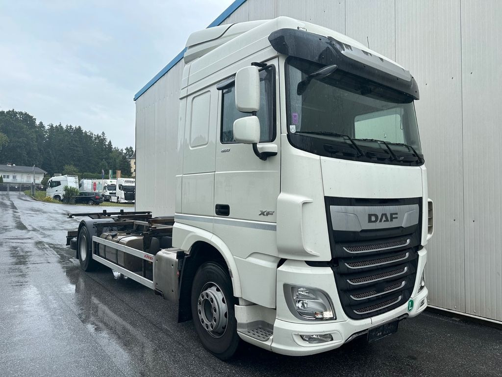 DAF XF 460 SpaceCab Retarder TÜV neu - Konttialus/ Vaihtokuormatilat kuorma-auto: kuva DAF XF 460 SpaceCab Retarder TÜV neu - Konttialus/ Vaihtokuormatilat kuorma-auto DAF XF 460 SpaceCab Retarder TÜV neu - Konttialus/ Vaihtokuormatilat kuorma-auto: kuva DAF XF 460 SpaceCab Retarder TÜV neu - Konttialus/ Vaihtokuormatilat kuorma-auto