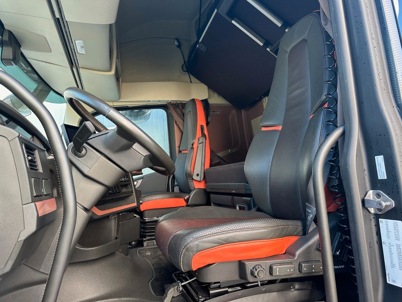 Volvo FH 750 XL Retarder Vollausstattung - Vetopöytäauto: kuva Volvo FH 750 XL Retarder Vollausstattung - Vetopöytäauto Volvo FH 750 XL Retarder Vollausstattung - Vetopöytäauto: kuva Volvo FH 750 XL Retarder Vollausstattung - Vetopöytäauto