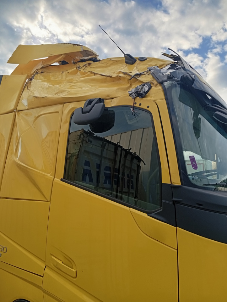 VOLVO FH 460 Aero, Damaged, Located in Bari,Italy - Vetopöytäauto: kuva VOLVO FH 460 Aero, Damaged, Located in Bari,Italy - Vetopöytäauto VOLVO FH 460 Aero, Damaged, Located in Bari,Italy - Vetopöytäauto: kuva VOLVO FH 460 Aero, Damaged, Located in Bari,Italy - Vetopöytäauto