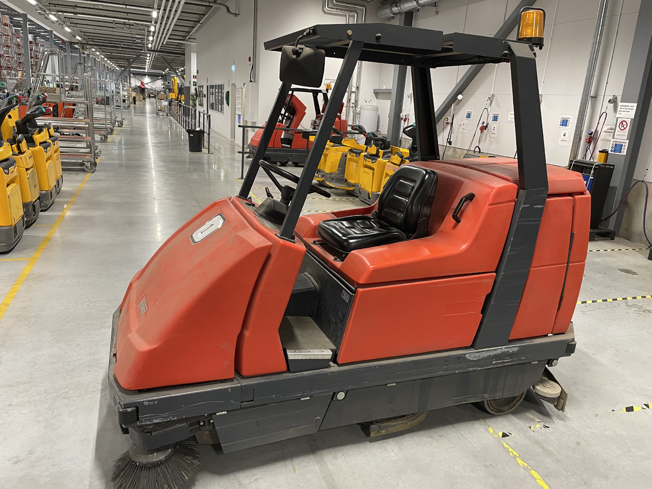 Hako Hakomatic B 1100 - Lakaisukone teollisuuteen: kuva Hako Hakomatic B 1100 - Lakaisukone teollisuuteen Hako Hakomatic B 1100 - Lakaisukone teollisuuteen: kuva Hako Hakomatic B 1100 - Lakaisukone teollisuuteen