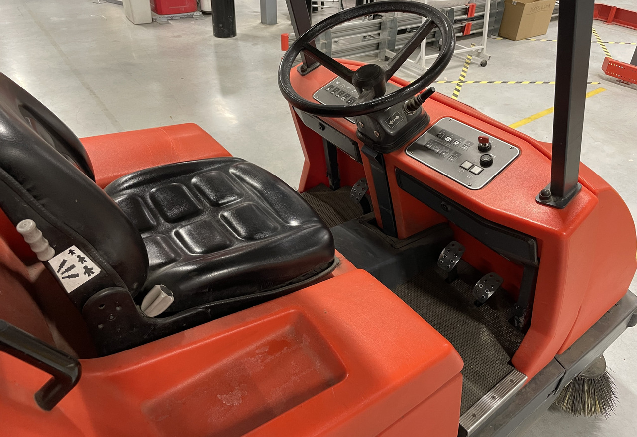 Hako Hakomatic B 1100 - Lakaisukone teollisuuteen: kuva Hako Hakomatic B 1100 - Lakaisukone teollisuuteen Hako Hakomatic B 1100 - Lakaisukone teollisuuteen: kuva Hako Hakomatic B 1100 - Lakaisukone teollisuuteen