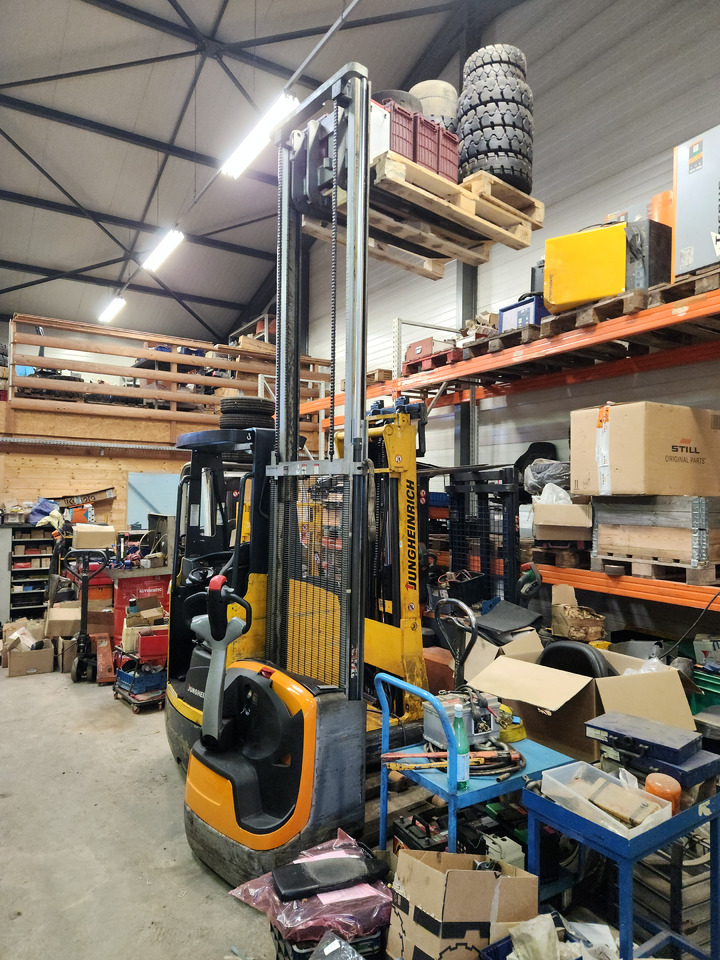 STILL EXV12 - Pinoamistrukki: kuva STILL EXV12 - Pinoamistrukki STILL EXV12 - Pinoamistrukki: kuva STILL EXV12 - Pinoamistrukki