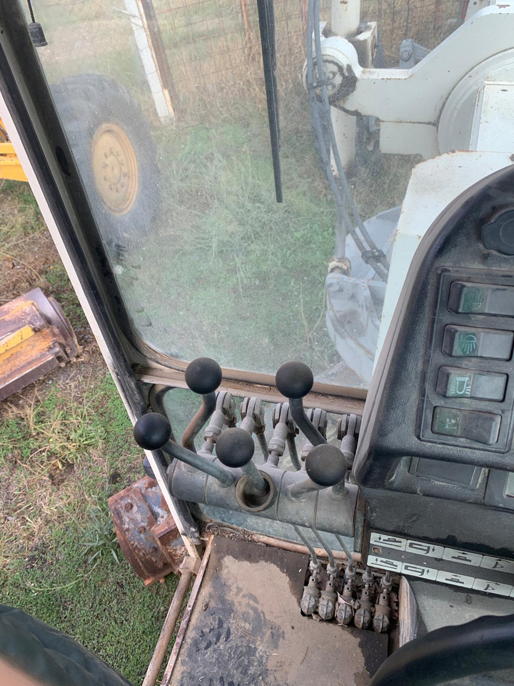 Tiehöylä TEREX TG 150: kuva Tiehöylä TEREX TG 150 Tiehöylä TEREX TG 150: kuva Tiehöylä TEREX TG 150