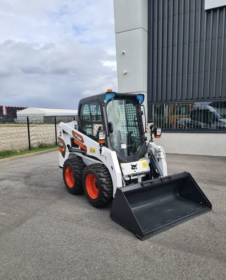 BOBCAT S450 - Liukuohjattu kuormaaja: kuva BOBCAT S450 - Liukuohjattu kuormaaja BOBCAT S450 - Liukuohjattu kuormaaja: kuva BOBCAT S450 - Liukuohjattu kuormaaja