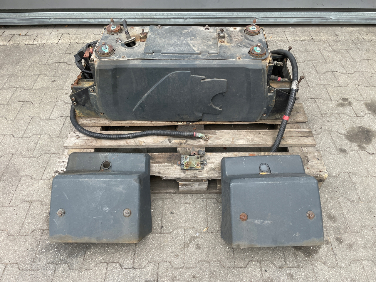 SKRZYNIA SKRZYNKA NA AKUMULATORY MAN TGX TGS 81418606147 - Akku - Kuorma-auto: kuva SKRZYNIA SKRZYNKA NA AKUMULATORY MAN TGX TGS 81418606147 - Akku - Kuorma-auto SKRZYNIA SKRZYNKA NA AKUMULATORY MAN TGX TGS 81418606147 - Akku - Kuorma-auto: kuva SKRZYNIA SKRZYNKA NA AKUMULATORY MAN TGX TGS 81418606147 - Akku - Kuorma-auto