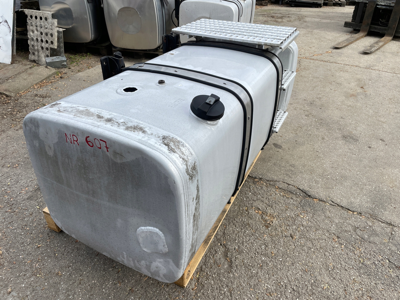 ZBIORNIK PALIWA MAN TGX TGS TGA 590 L 81122015663 - Polttoainetankki - Kuorma-auto: kuva ZBIORNIK PALIWA MAN TGX TGS TGA 590 L 81122015663 - Polttoainetankki - Kuorma-auto ZBIORNIK PALIWA MAN TGX TGS TGA 590 L 81122015663 - Polttoainetankki - Kuorma-auto: kuva ZBIORNIK PALIWA MAN TGX TGS TGA 590 L 81122015663 - Polttoainetankki - Kuorma-auto