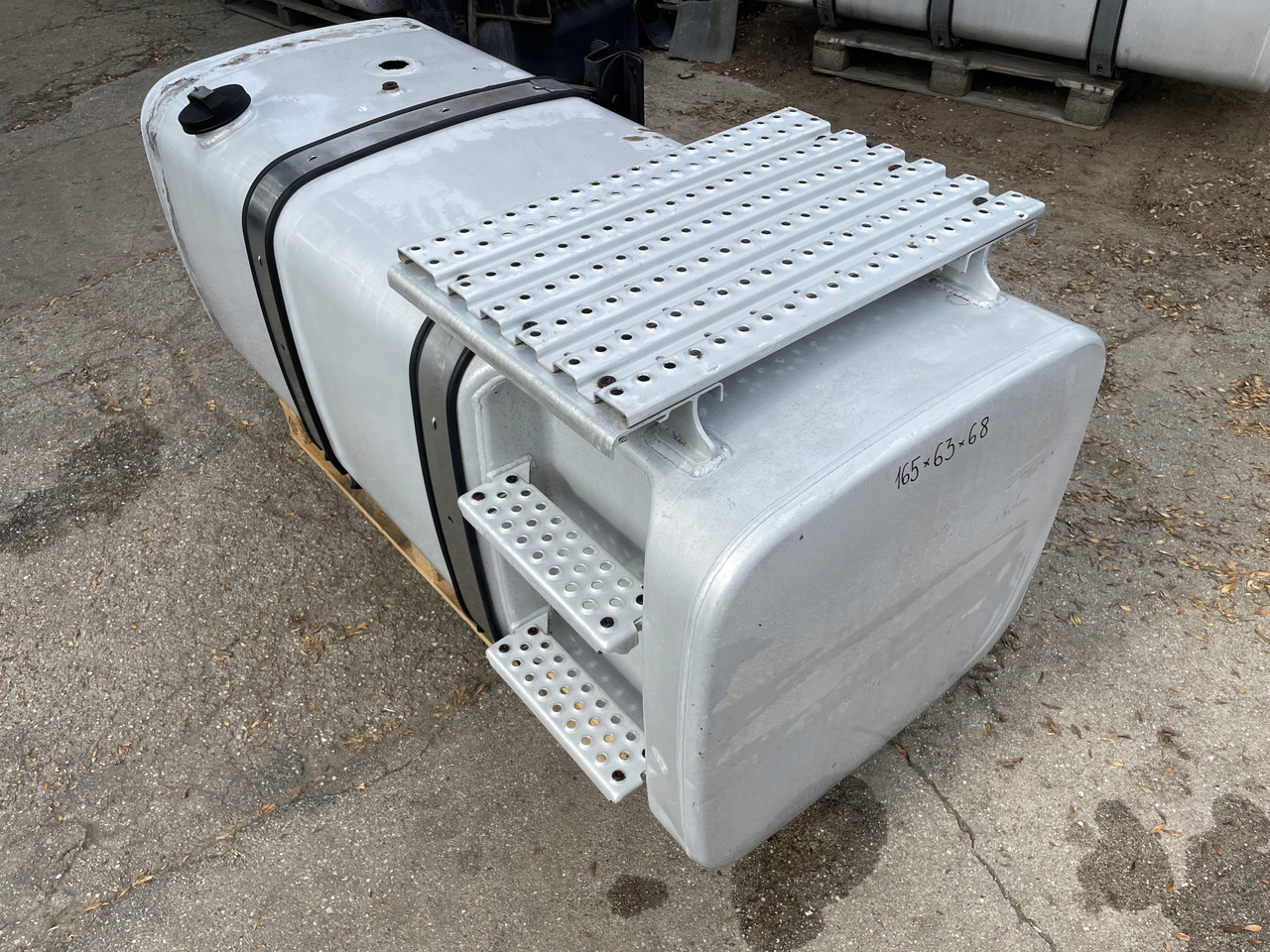 ZBIORNIK PALIWA MAN TGX TGS TGA 590 L 81122015663 - Polttoainetankki - Kuorma-auto: kuva ZBIORNIK PALIWA MAN TGX TGS TGA 590 L 81122015663 - Polttoainetankki - Kuorma-auto ZBIORNIK PALIWA MAN TGX TGS TGA 590 L 81122015663 - Polttoainetankki - Kuorma-auto: kuva ZBIORNIK PALIWA MAN TGX TGS TGA 590 L 81122015663 - Polttoainetankki - Kuorma-auto